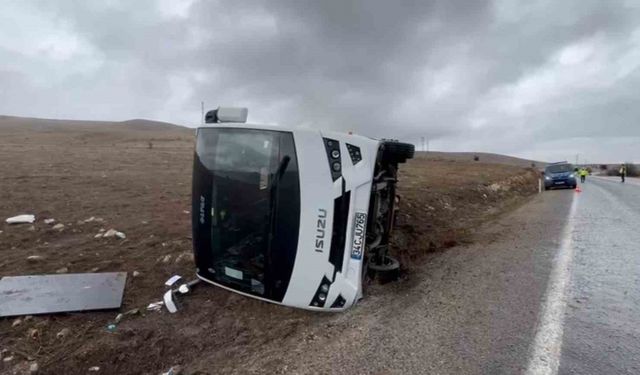 Afyonkarahisar’da Çinli turistleri taşıyan otobüs devrildi: 3 yaralı