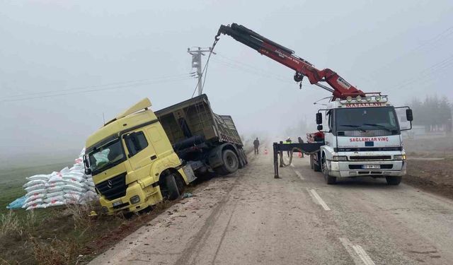 Afyonkarahisar’da gübre yüklü tır devrildi, sürücü yaralandı