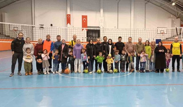 Anaokullu minikler babalarıyla birlikte spor yaptılar