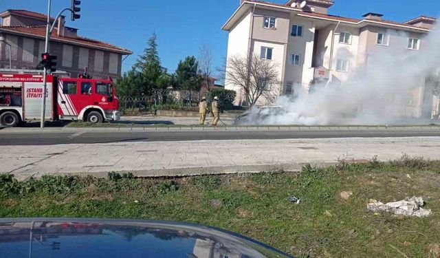 Arnavutköy’de seyir halindeki Fiat Tofaş otomobil alev topuna döndü