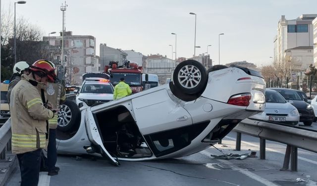 Avcılar’da E-5’te direksiyon hakimiyetini kaybeden sürücü takla attı: 2 yaralı