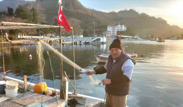 Baba yadigarı tekne ile 40 yıldır balıkçılık yapıyor