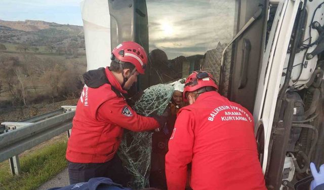 Balıkesir’de tır yan yattı; 1 yaralı