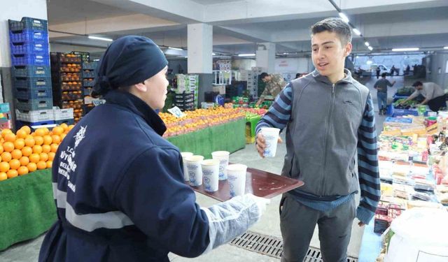 Başkan Çerçioğlu’nun vatandaş ve pazarcı esnafına sıcak çorba ikramı sürüyor