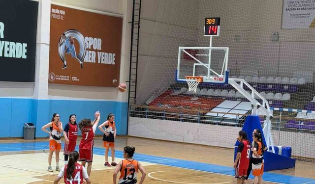 Basketbol U-16 Kulüp Kadınlar Müsabakaları sürüyor