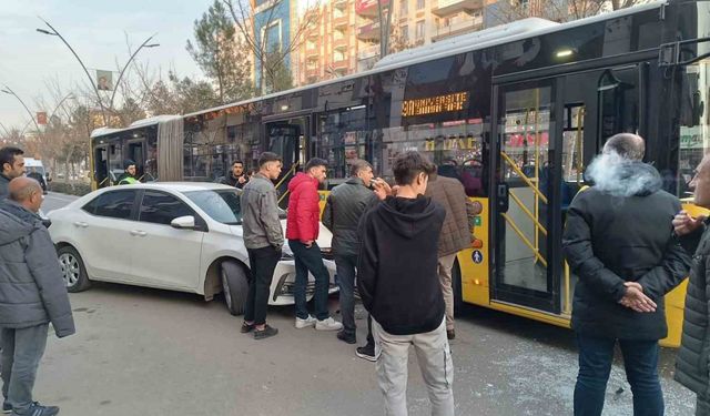 Batman’da belediye halk otobüsü ile otomobil çarpıştı