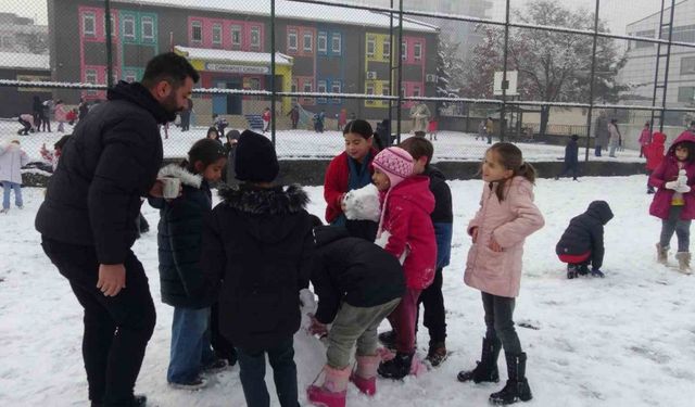 Batman’da kar yağışıyla birlikte çocuklar gönüllerince eğlendi