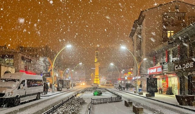 Bayburt kent merkezi beyaza büründü, çocuklar karın tadını çıkarttı