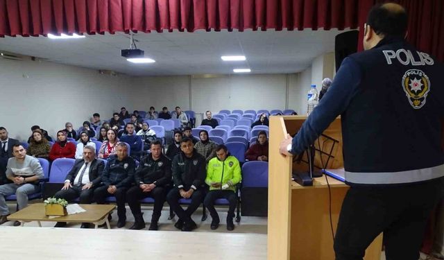 Bayburt polisi öğrencileri ve öğretmenleri bilgilendirmeye devam ediyor