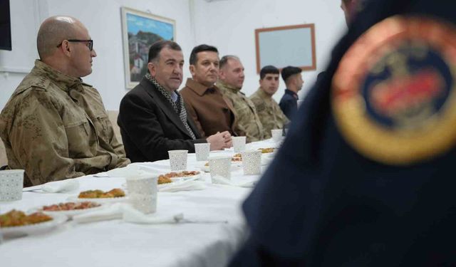 Bayburt’ta yeni yıla görevi başında giren güvenlik güçleri ve sağlık çalışanları unutulmadı