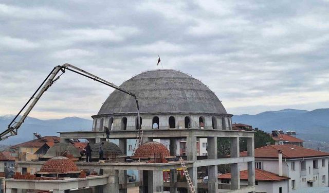 Beyağaç Çarşı Camisinin kubbesi erleştirildi