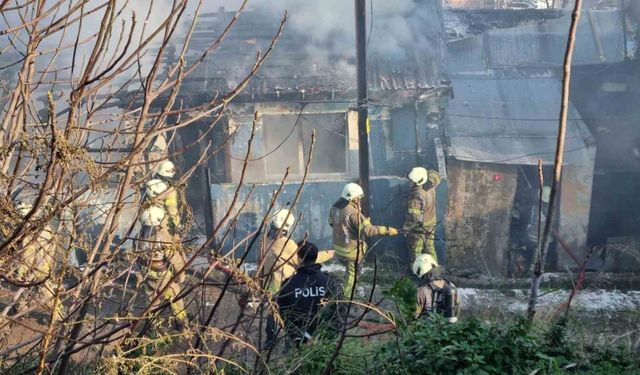 Beyoğlu’nda gecekondudan alevler yükseldi, içerideki 2’si çocuk 3 kişi son anda kurtarıldı