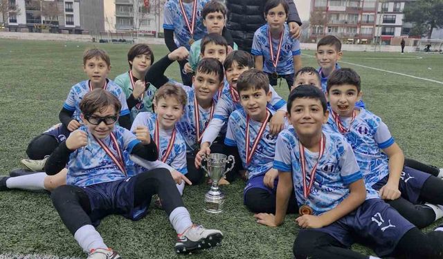 Bilecik’te düzenlenen Lefke Cup U-11 Turnuvası sonrası 12 futbolcu Fenerbahçe antrenmanlarına davet edildi