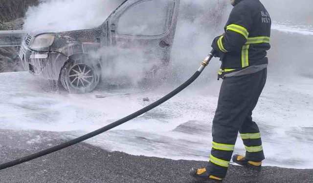 Bilecik’te seyir halinde alev alan araçta maddi hasar meydana geldi