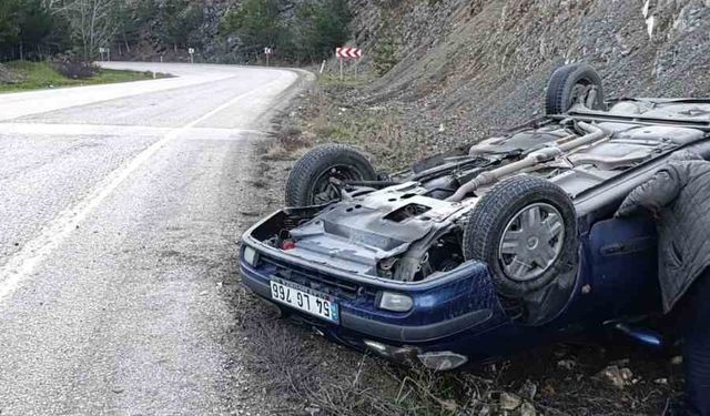 Bolu’da buzlanma nedeniyle kontrolden çıkan otomobil takla attı