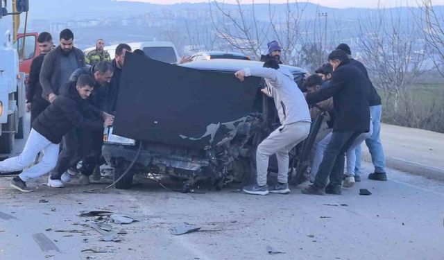 Bursa’da kamyon ile otomobil kafa kafaya çarpıştı: Araçta sıkışan sürücüyü vatandaşlar kurtardı