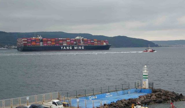 Çanakkale Boğazı’ndan geçen dev konteyner gemileri boğazı kapattı