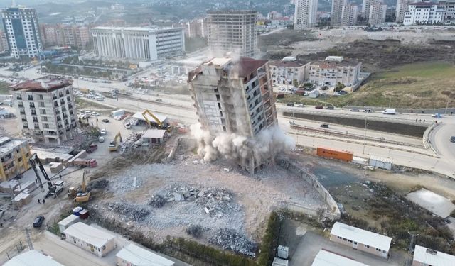 Deprem etkisi yaşatan 14 katlı binanın yerle bir olduğu anlar havadan görüntülendi