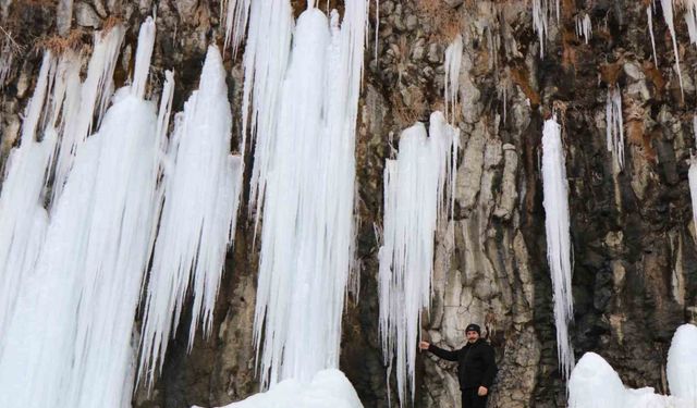 Diyadin’de 35 metrelik buz sarkıtları