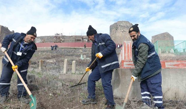 Diyarbakır’da mezarlıklarda temizlik çalışması