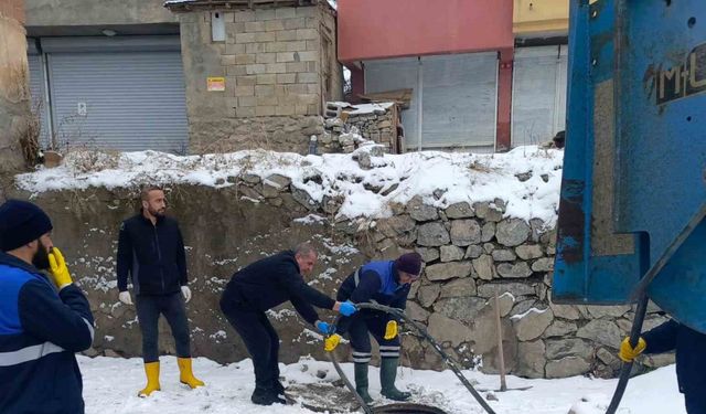 Dondurucu soğukta 11 kanalizasyon arızası giderildi