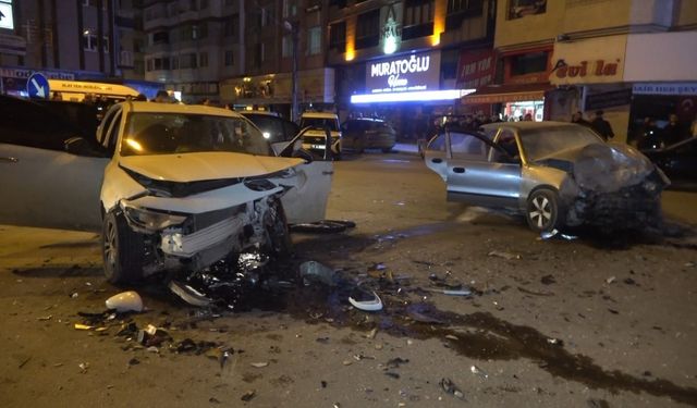 "Dur" ihtarına uymayan ehliyetsiz sürücü kaza yaptı: 3 yaralı