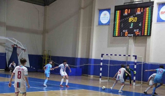 Düzce’de okul sporları futsal şampiyonası heyecanı sürüyor