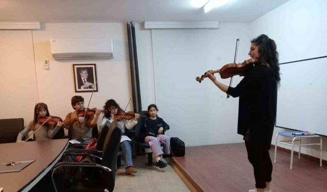 Eğitimini borçlu olduğu okulda yıllar sonra ders verdi