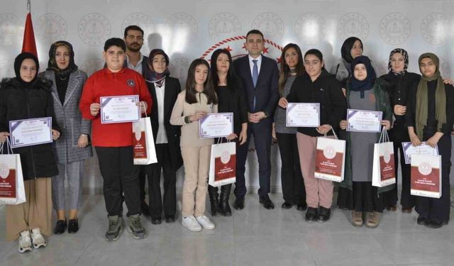 Elazığ’da dereceye giren öğrencilere ödülleri verildi