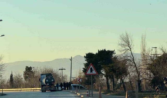 Erbaa’da zift yüklü tırın dorsesinde 2 kaçak göçmen yakalandı