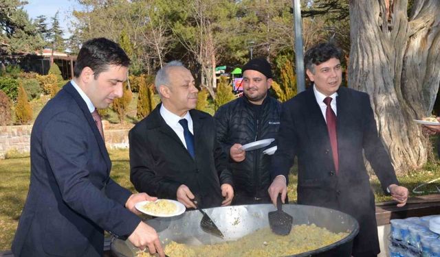 Ertuğrul Gazi Külliyesinde vatandaşlara ‘Şifalı Pilav’ dağıtıldı