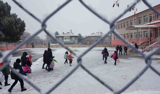 Erzincan güne kar yağışıyla uyandı