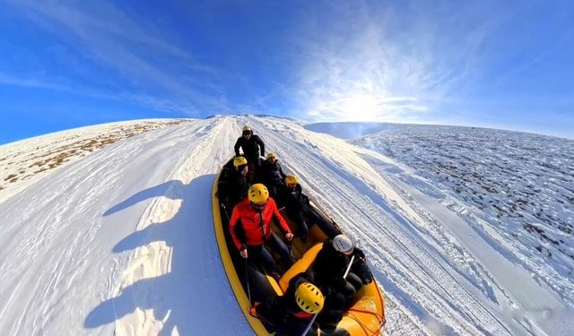 Erzincan’da adrenalin dolu macera: Kar raftingi renkli görüntüler oluşturdu