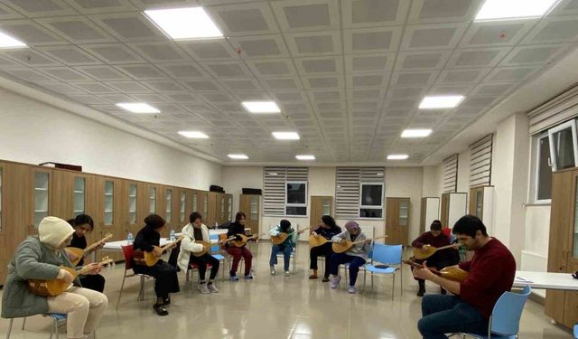 Erzincan’da bağlama kursu gençleri sanatla buluşturuyor