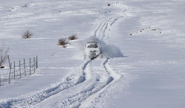 Erzincan’da karlı dağları aşan paletli ambulanslar hastaların derdine derman oluyor