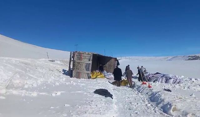 Erzurum’da yem yüklü kamyon devrildi