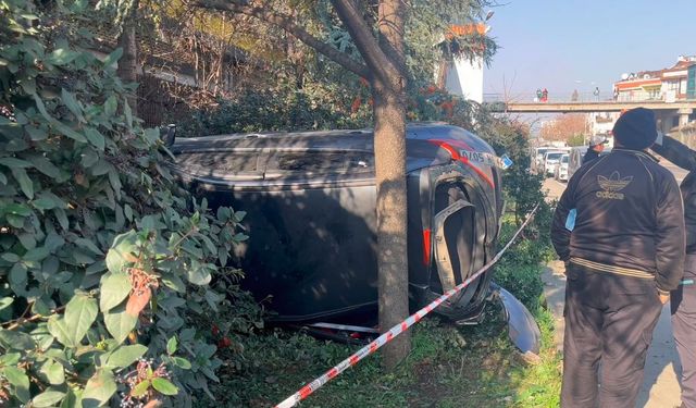 Esenler’de otomobilin makas atarken çarptığı araç takla attı: 6 yaralı