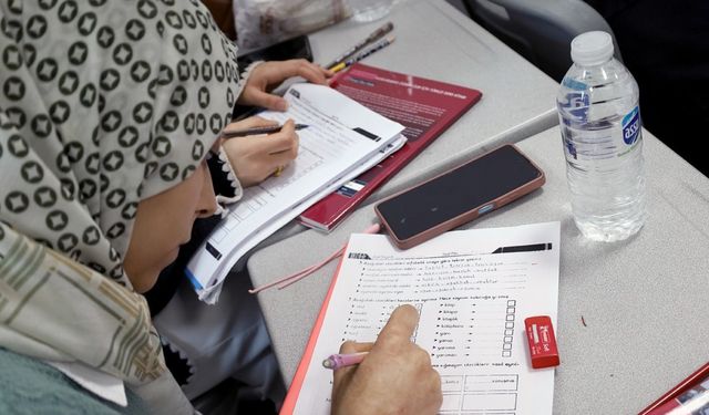 Farklı renk ve kültürlerden insanlar Türkçe’yi, SAMEK’le öğreniyor