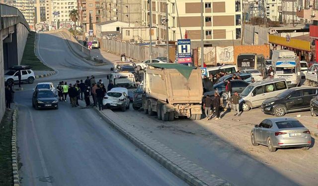 Freni arızalanan hafriyat kamyonunun 5 aracı biçtiği kaza kamerada