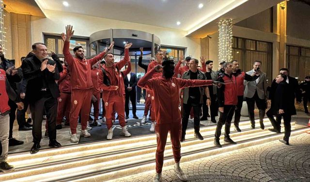 Galatasaray kafilesine Mersin’de coşkulu karşılama