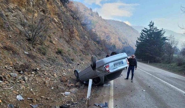 Gizli buzlanma nedeniyle kontrolden çıkan otomobil tepetaklak oldu