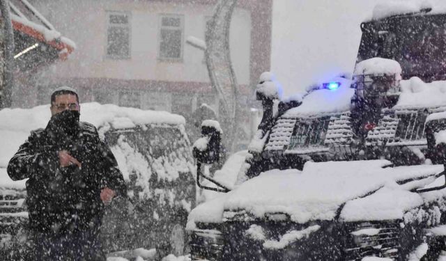 Hakkari polisi kar kış demeden görev başında