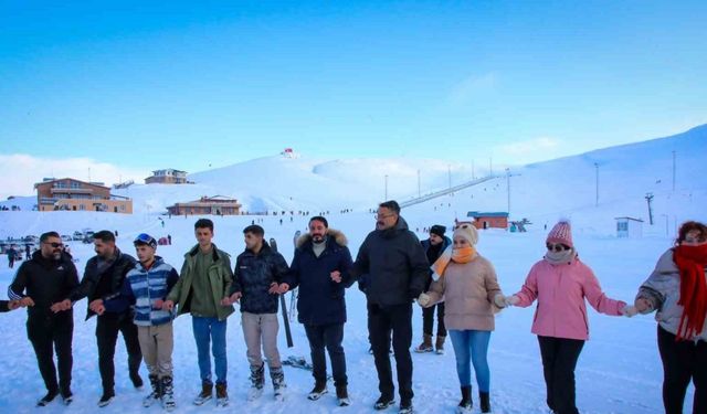 Hakkari Valisi Çelik, kayak merkezinde gençlerle halay çekti