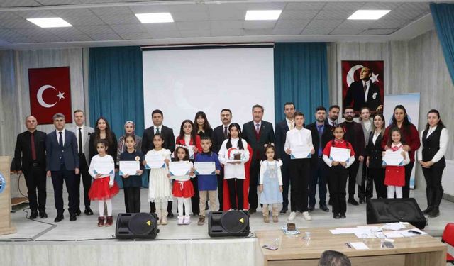 Hakkari’de "İstiklal Marşı’nı Güzel Okuma Şiir Yarışması" düzenlendi