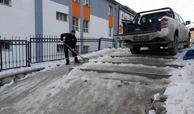 Hakkari’de Sibirya soğukları: Yollar ve merdivenler buz tuttu