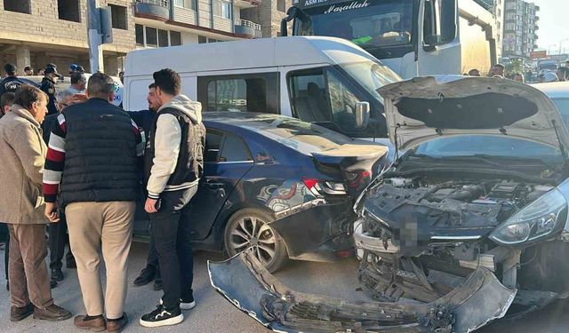 Hatay’da freni patlayan hafriyat kamyonu 5 aracı biçti: 3 yaralı