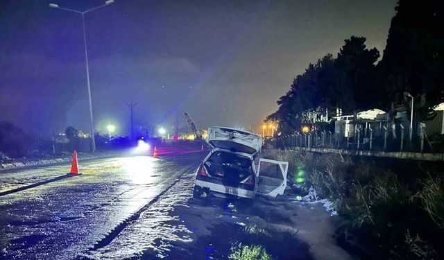 Hatay’da seyir halindeki otomobil alev aldı