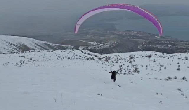 Hazarbaba Dağı’nda göl manzarası eşliğinde yamaç paraşütü