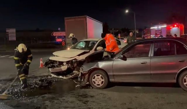 İki otomobil kafa kafaya çarpıştı: 3 yaralı