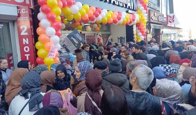 İndirimli ürünleri almak isteyenler mağaza önünü miting alanına çevirdi